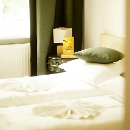 Hotel Bett Und Buch