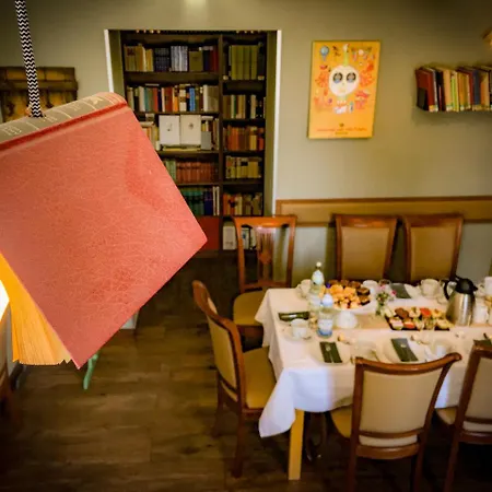 Hotel Bett Und Buch 3*